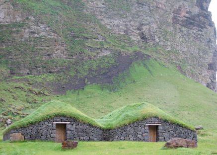 Grass-roof_houses